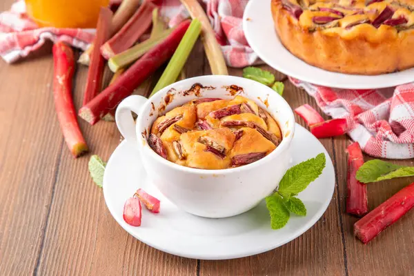 Yaz ev yapımı pişirme, hızlı mikrodalga fırın kek, mugcake. Basit tatlı mevsimlik tatlı tarifi, üstünde ravent dilimleri ve içinde tatlı reçel olan sünger keki.