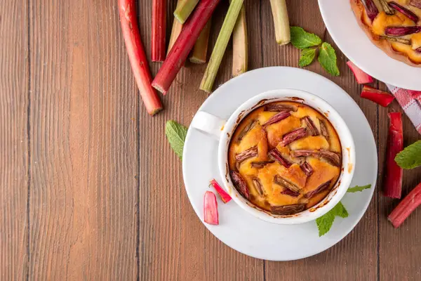 Yaz ev yapımı pişirme, hızlı mikrodalga fırın kek, mugcake. Basit tatlı mevsimlik tatlı tarifi, üstünde ravent dilimleri ve içinde tatlı reçel olan sünger keki.