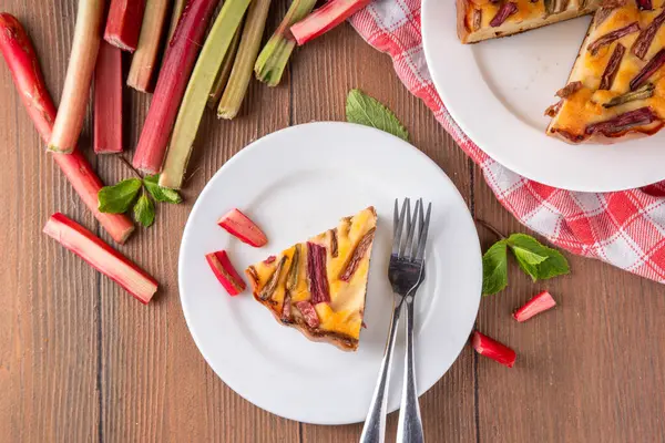 Yaz ev yapımı pişirme, lezzetli ravent turtası. Tatlı mevsimlik tatlı tarifi, üstünde ravent dilimleri ve içinde tatlı reçel olan sünger keki.