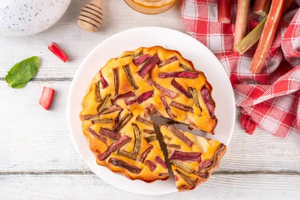 Yaz ev yapımı pişirme, lezzetli ravent turtası. Tatlı mevsimlik tatlı tarifi, üstünde ravent dilimleri ve içinde tatlı reçel olan sünger keki.