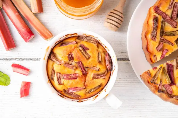 Yaz ev yapımı pişirme, hızlı mikrodalga fırın kek, mugcake. Basit tatlı mevsimlik tatlı tarifi, üstünde ravent dilimleri ve içinde tatlı reçel olan sünger keki.