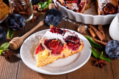 Sonbahar New York erik turtası, lezzetli tarçın baharatlı erik turtası rustik sıcacık ahşap arka planda turta, kopyalama alanı