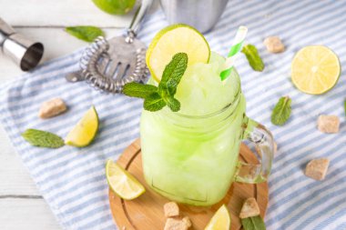 Koyu çikolatalı pasta dilimleri, çikolatalı krema ve çilekli, porsiyonlu tabaklarda, kopyalama alanı