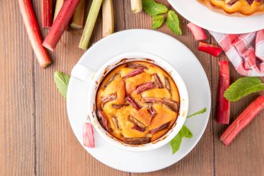 Yaz ev yapımı pişirme, hızlı mikrodalga fırın kek, mugcake. Basit tatlı mevsimlik tatlı tarifi, üstünde ravent dilimleri ve içinde tatlı reçel olan sünger keki.