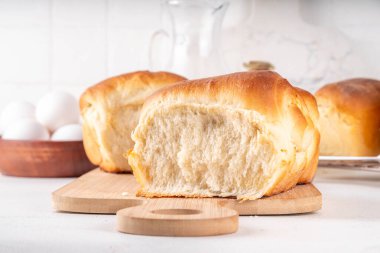 Japon ekmeği Shokupan, Hokkaido sütlü ekmek, ya da sadece pofuduk çörekler, mutfak masasında, kopyalama alanı