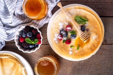 Geleneksel Maslenitsa yemekleri, Doğu Avrupa Slav ince krepleri, çeşitli tatlı soslar, malzemeler ve dolgular - bal, dut, reçel 