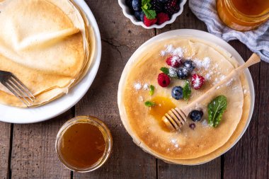 Geleneksel Maslenitsa yemekleri, Doğu Avrupa Slav ince krepleri, çeşitli tatlı soslar, malzemeler ve dolgular - bal, dut, reçel 