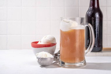 Dondurma birası yüzen kokteyl, yaz soğuk içeceği alkollü içecek, bira bardağında yüzen kök birası, fotokopi alanı
