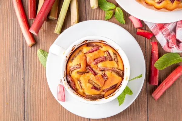 Yaz ev yapımı pişirme, hızlı mikrodalga fırın kek, mugcake. Basit tatlı mevsimlik tatlı tarifi, üstünde ravent dilimleri ve içinde tatlı reçel olan sünger keki.