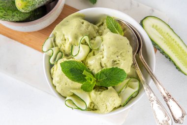 Sağlıklı vejetaryen salatalıklı dondurma, muzdan, avokadodan, salatalıktan, limondan ve naneden yapılmış vejetaryen çiğ dondurmalı dondurma.