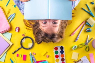 Sevimli duygusal kız okula dönmeye hazır çeşitli okul malzemeleriyle, parlak sarı arka planda eğitim aksesuarlarıyla.