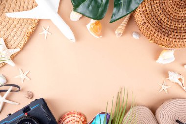 Yaz tatili ve hasır şapkalı, çantalı, terlikli, palmiye yapraklı, güneş gözlüklü, kameralı, deniz kabuklu ve okyanus yıldızlı tatil geçmişi. Plaj ve tropikal yaz tatili arka planı, üst görünüm kopyalama alanı