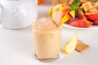 Balkabağı kabağı kabağı, balkabağı baharatlı mus, kurabiye, meyve, sonbahar için aperatif panosunda kraker, Şükran Günü partisi. Vanilyalı puding, tereyağı, baharatlı ev yapımı balkabağı püresi.