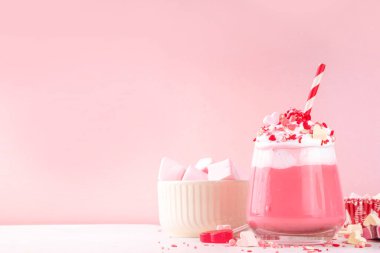 Sevgililer günü pembe çikolatası ya da milkshake, lezzetli kırmızı kadife, ya da çilekli tatlı çikolata, bol kremalı süt protein karışımı, kalp şeklinde marşmelov ve şeker parçacıkları.