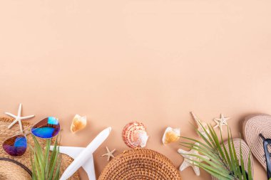 Yaz tatili ve hasır şapkalı, çantalı, terlikli, palmiye yapraklı, güneş gözlüklü, kameralı, deniz kabuklu ve okyanus yıldızlı tatil geçmişi. Plaj ve tropikal yaz tatili arka planı, üst görünüm kopyalama alanı