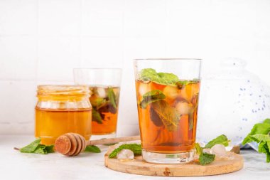 Nane ve bal buzlu çay, soğuk yaz ferahlatıcı soğuk içecek bir sürü nane yaprağı, bal ve buz küpleri, fotokopi alanı