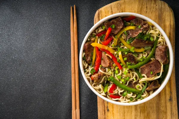 Sığır eti, sebze, soya sosu ve soğanlı Lo Mein Noodles. Basit ev yapımı Asya usulü lo mein pirinç eriştesi, kopyalama alanı