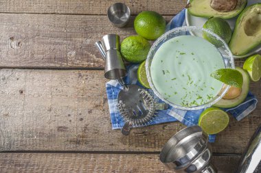 Alkolik kokteyl tarifleri ve fikirleri. Avokado ve tuzlu limonlu margarita, ahşap masa fotokopisi.