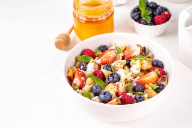 Virüslü, taze dutlu gözleme, yaz tatlı kahvaltı ya da öğle yemeği tarifi fikri, pudra şekeri ve bal, beyaz mutfak masasının üzerinde.