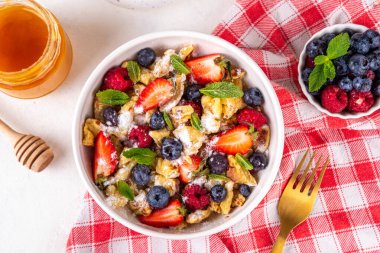 Virüslü, taze dutlu gözleme, yaz tatlı kahvaltı ya da öğle yemeği tarifi fikri, pudra şekeri ve bal, beyaz mutfak masasının üzerinde.