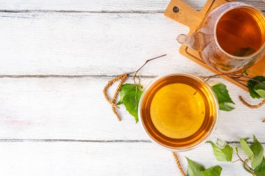 Doğal organik huş ağacı çayı. Huş ağacı küpeli bitki çayı. Yapraklar ve çiçek açan bal ve polen, organik sıcak detoks sağlıklı diyet içeceği