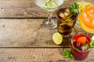 Yaz içecekleri, kokteyller ve kokteyller. Aperol spritz, Cube libre Gimlet martini, mojito, sangria. Ahşap arka planda çeşitli soğuk yaz barları ve parti içecekleri fotokopi alanı