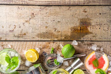 Yaz detoks içeceği konsepti. Citrus meyvesi buzlu içecek. Bar aletleri yapmak için sağlıklı bir diyet kokteyli. Vitamin takviyeli su