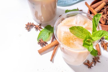 Tayland buzlu çayı, Asya Hint masala baharatları sütsüz Hindistan cevizi kremalı süt, buz küpleri ve nane yaprakları, kopyalama alanı.