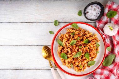 Bolonez soslu Fusilli makarna, kıyma, mantar, domates ve fesleğen. Geleneksel İtalyan yemek tabağı, masada servis edilen baharatlar.