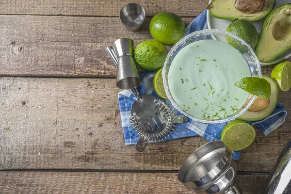Alkolik kokteyl tarifleri ve fikirleri. Avokado ve tuzlu limonlu margarita, ahşap masa fotokopisi.