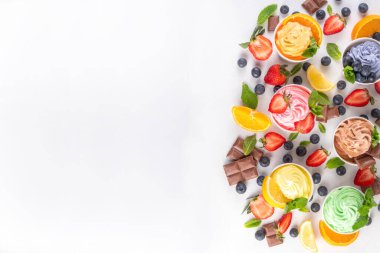 Donmuş yoğurt çeşitleri. Çikolatalı, vanilyalı, böğürtlenli, meyveli dondurma. İçinde yaban mersini, çikolata, çilek, portakal, limon, nane...