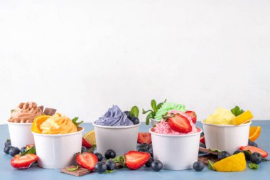 Donmuş yoğurt çeşitleri. Çikolatalı, vanilyalı, böğürtlenli, meyveli dondurma. İçinde yaban mersini, çikolata, çilek, portakal, limon, nane...