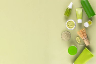 Matcha Skincare Kozmetik Arkaplanı kibrit tozu, krem, serum, yüz maskesi, fırça, toner ve nemlendirici, doğal temizlik anti-yaşlı cilt bakımı eğilimi
