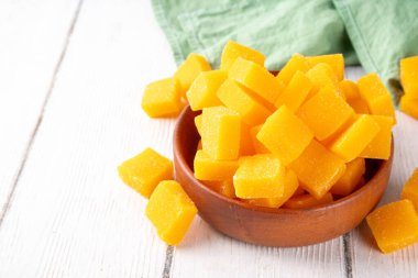 Kurutulmuş mango küpleri, organik mango meyveli marmelatlı jöle şekersiz, diyet için sağlıklı tatlılar ve sağlıklı yiyecekler.