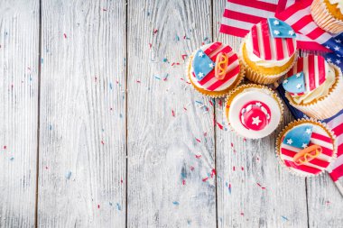 Bağımsızlık Günü 4 Temmuz Tebrikler. Gaziler Günü. Amerikan Anayasası tatili. Amerikan gelenek tebrik kartı. Amerikan sembollü vatansever ev kekleri.