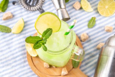 Koyu çikolatalı pasta dilimleri, çikolatalı krema ve çilekli, porsiyonlu tabaklarda, kopyalama alanı