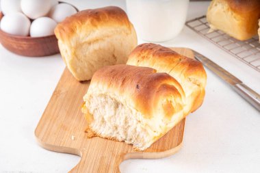 Japon ekmeği Shokupan, Hokkaido sütlü ekmek, ya da sadece pofuduk çörekler, mutfak masasında, kopyalama alanı