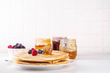 Geleneksel Maslenitsa yemekleri, Doğu Avrupa Slav ince krepleri, çeşitli tatlı soslar, malzemeler ve dolgular - bal, dut, reçel 