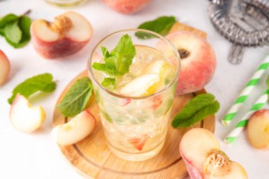 Düz şeftalili limonata, buzlu çay ya da taze meyve garnitürlü mojito kokteyli. Alkolsüz, yassı Çin çöreği incir şeftali, şeftali dilimleri, nane ve ezilmiş buz.