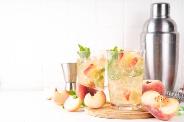 Düz şeftalili limonata, buzlu çay ya da taze meyve garnitürlü mojito kokteyli. Alkolsüz, yassı Çin çöreği incir şeftali, şeftali dilimleri, nane ve ezilmiş buz.