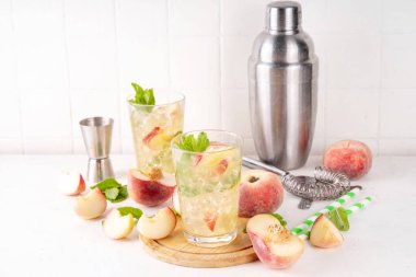 Düz şeftalili limonata, buzlu çay ya da taze meyve garnitürlü mojito kokteyli. Alkolsüz, yassı Çin çöreği incir şeftali, şeftali dilimleri, nane ve ezilmiş buz.