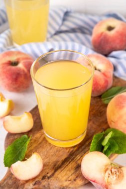 Düz Çin çörekleri incir şeftali suyu taze incir şeftalileri ve beyaz arka planda nane şekeri fotokopi alanı