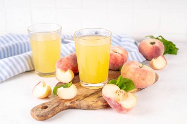 Düz Çin çörekleri incir şeftali suyu taze incir şeftalileri ve beyaz arka planda nane şekeri fotokopi alanı