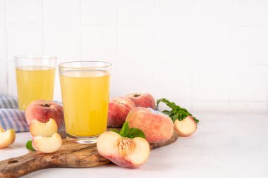 Düz Çin çörekleri incir şeftali suyu taze incir şeftalileri ve beyaz arka planda nane şekeri fotokopi alanı