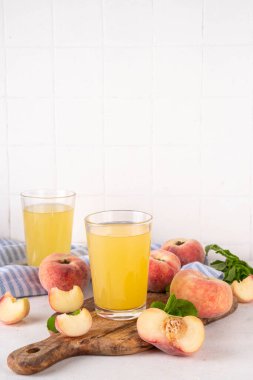 Düz Çin çörekleri incir şeftali suyu taze incir şeftalileri ve beyaz arka planda nane şekeri fotokopi alanı