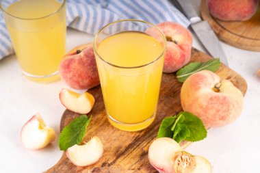 Düz Çin çörekleri incir şeftali suyu taze incir şeftalileri ve beyaz arka planda nane şekeri fotokopi alanı