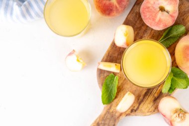 Düz Çin çörekleri incir şeftali suyu taze incir şeftalileri ve beyaz arka planda nane şekeri fotokopi alanı