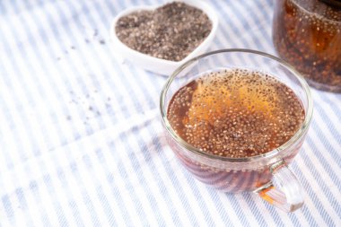 Chia tohumu çayı, modaya uygun sağlıklı chia içeceği, alternatif doğal enerji kaynağı, diyet zayıflama içeceği, çaydanlık ve çay fincanı, kopyalama alanı