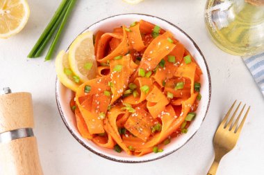 Elma ya da şarap sirkeli viral Asya havuç salatası, biraz yağ ve tuz, ayrıca Havuç Kurdele Salatası olarak da bilinir. Havuç salatası tarifi, beta-karoten kaynağı, sağlıklı beslenme.