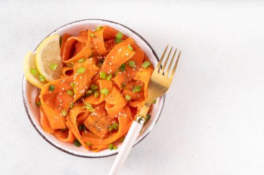 Elma ya da şarap sirkeli viral Asya havuç salatası, biraz yağ ve tuz, ayrıca Havuç Kurdele Salatası olarak da bilinir. Havuç salatası tarifi, beta-karoten kaynağı, sağlıklı beslenme.